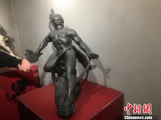 武汉非遗“父子兵”潜心雕塑致力弘扬华夏文化