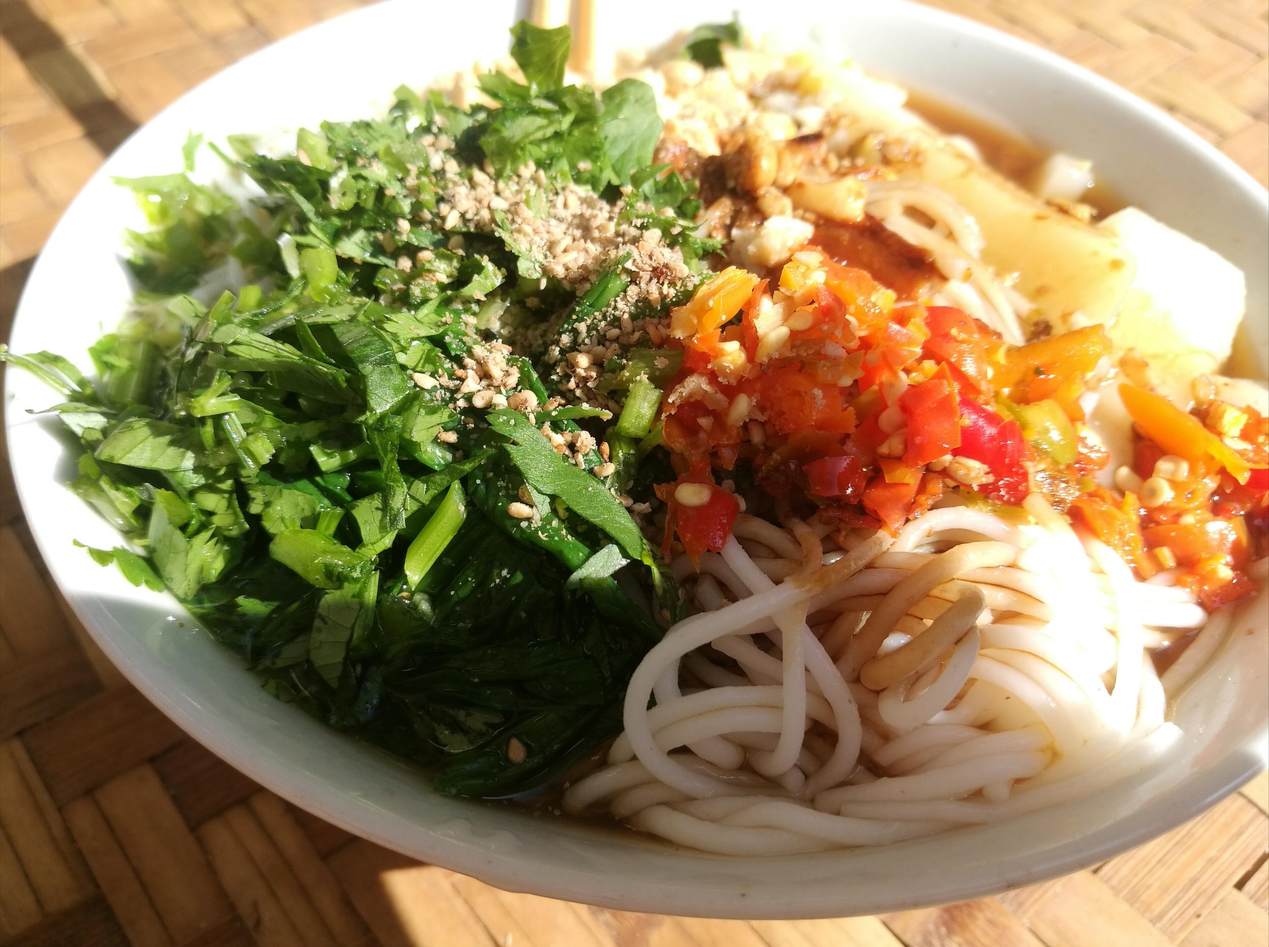 撒撇米线火烧干巴和柠檬干巴丝彩色糯米饭新鲜蜂蜜各种特色烧烤这个